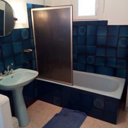 Remplacement de la baignoire et du lavabo par une douche avec paroi fixe et meuble 2 vasques et miroir